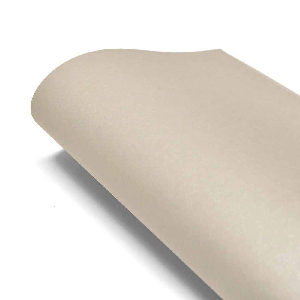 Ein einzelnes Blatt ☆ hellbeiges Schimmer-Effekt Papier, 310g/m², mit einem leicht gewellten Rand auf weißem Hintergrund.