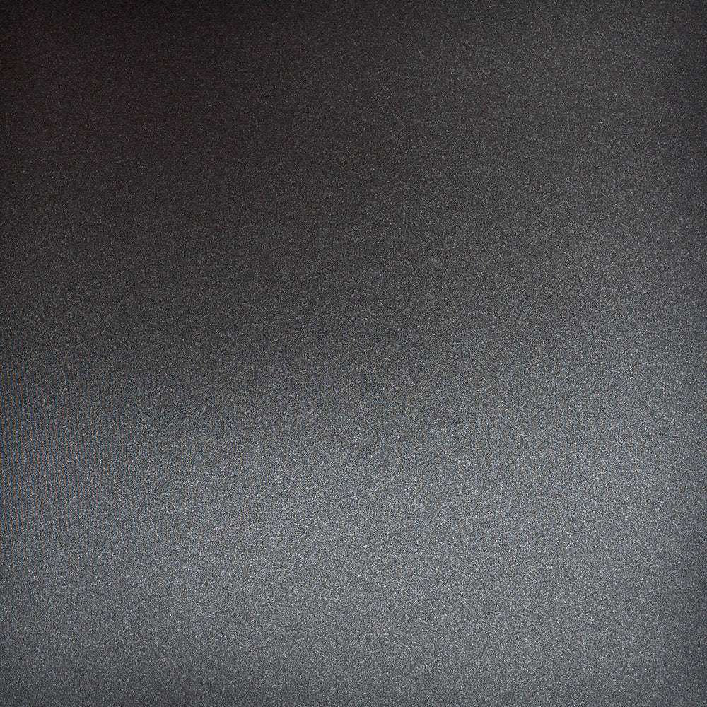 Die ☆ Oberfläche weist eine dunkelgraue, feinkörnige Textur mit sanftem Schimmereffekt und gleichmäßiger Beleuchtung auf.