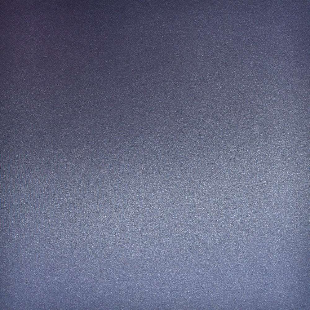 Eine strukturierte Oberfläche mit einem Farbverlauf aus dunkelblauen und violetten Tönen, mit einem dezenten Schimmer-Effekt von ☆-perfekt für Papierkunstwerke.