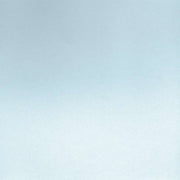 Weiche, glatte hellblaue Textur mit subtilen Farbverläufen und einem zarten Schimmereffekt, der an Papierkunstwerke erinnert. Marke: ☆.