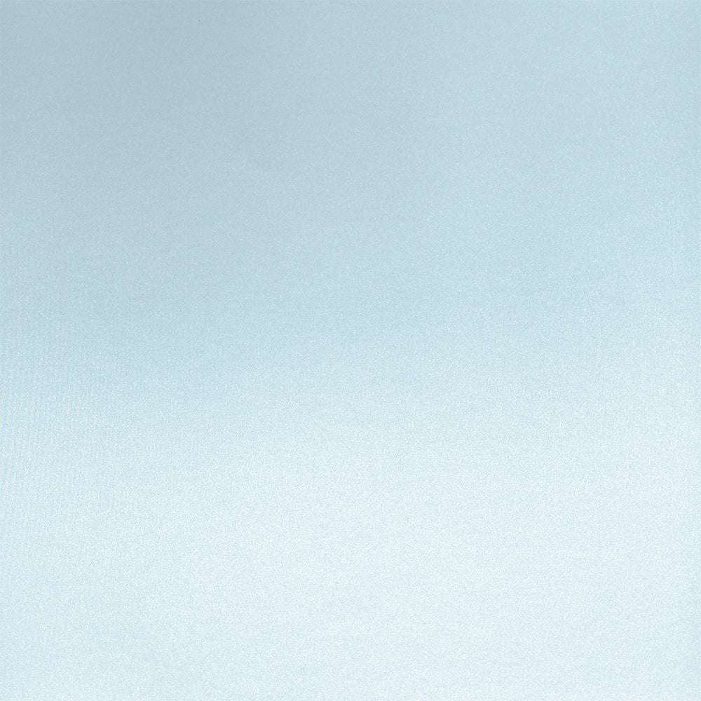 Weiche, glatte hellblaue Textur mit subtilen Farbverläufen und einem zarten Schimmereffekt, der an Papierkunstwerke erinnert. Marke: ☆.