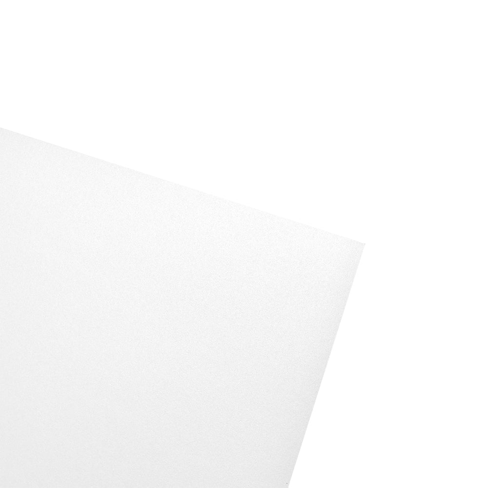 Ein einzelnes Blatt ☆ 250g/m² weißes Schimmerpapier, das schräg auf einem einfarbig weißen Hintergrund angebracht ist.