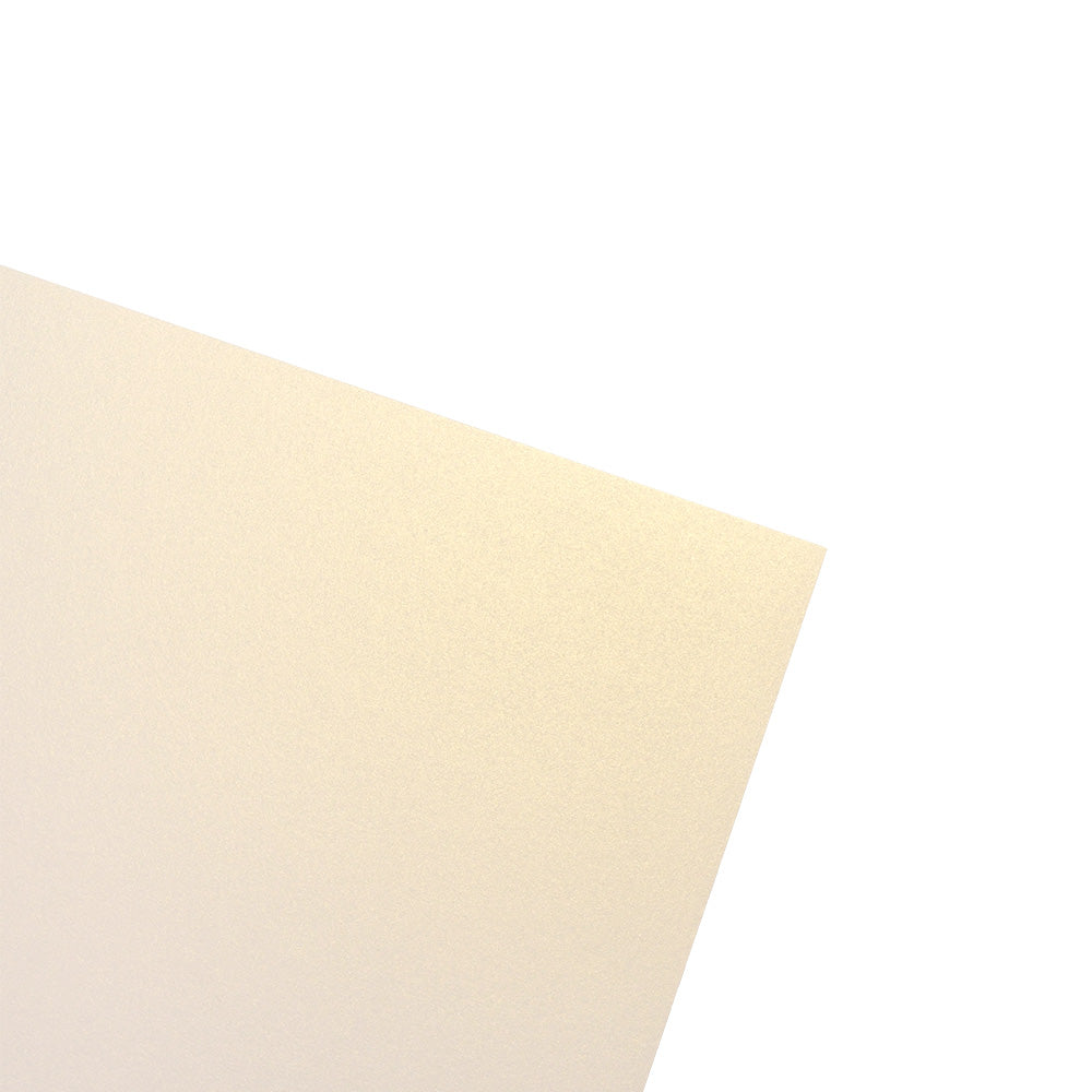 Ein einzelnes Blatt ☆ cremefarbenes Schimmerpapier mit leichtem Schimmer, das vor einem weißen Hintergrund dargestellt wird.