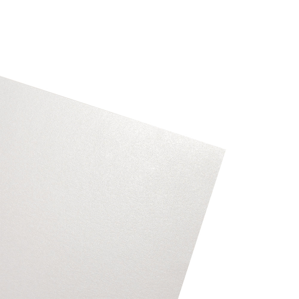 Eine Nahaufnahme eines einzelnen Blattes ☆ 250g, weißes und leicht strukturiertes Papier, vor einem weißen Hintergrund.