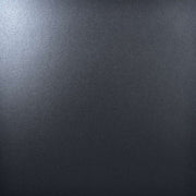 Die ☆ hat eine glatte, dunkelgraue Metallic-Oberfläche mit dezentem Schimmereffekt, eine strukturierte Oberfläche und eine leichte Lichtreflexion in der Ecke.