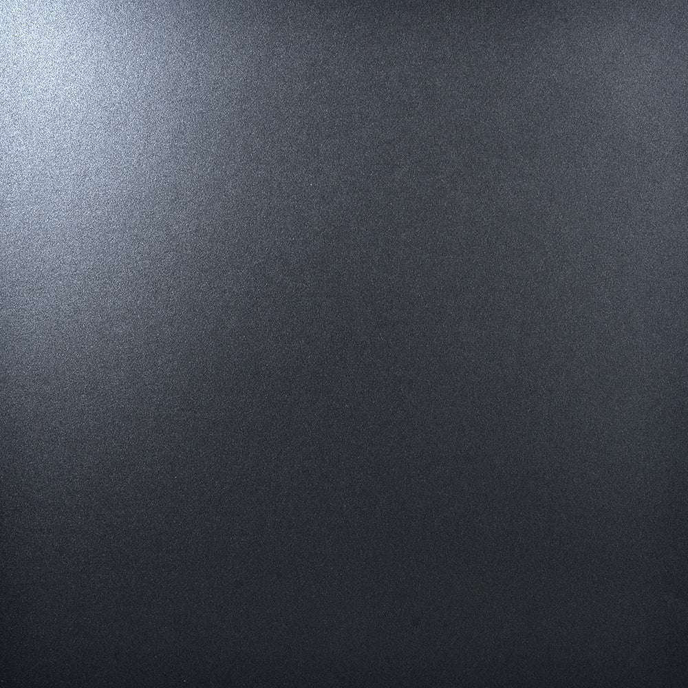 Die ☆ hat eine glatte, dunkelgraue Metallic-Oberfläche mit dezentem Schimmereffekt, eine strukturierte Oberfläche und eine leichte Lichtreflexion in der Ecke.