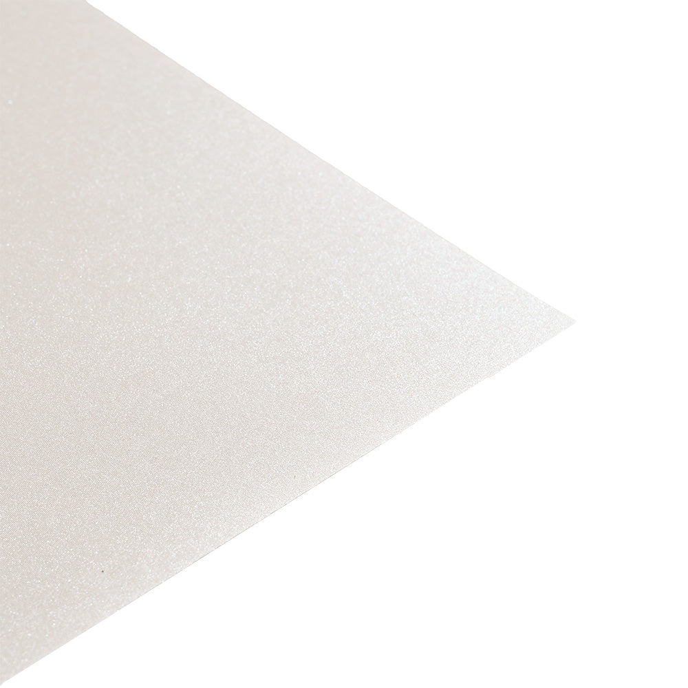 Nahaufnahme eines einzelnen Blattes ☆ schimmerndes, perlmuttartiges weißes Schimmerpapier (Papier 250g/m²) auf weißem Hintergrund.