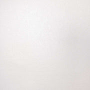 Eine glatte, schlichte weiße Oberfläche mit einer subtilen Textur von ☆, die an die hohe Papierstärke erlesener Papierkunstwerke erinnert.