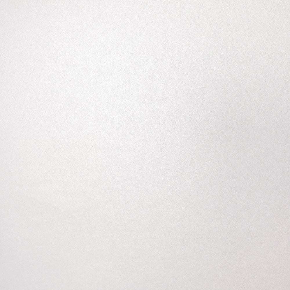 Eine glatte, schlichte weiße Oberfläche mit einer subtilen Textur von ☆, die an die hohe Papierstärke erlesener Papierkunstwerke erinnert.