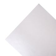 Ein einzelnes weißes, FSC-zertifiziertes Blatt Papier von Alexandra Renke, das aus einem Winkel vor einem weißen Hintergrund fotografiert wurde.