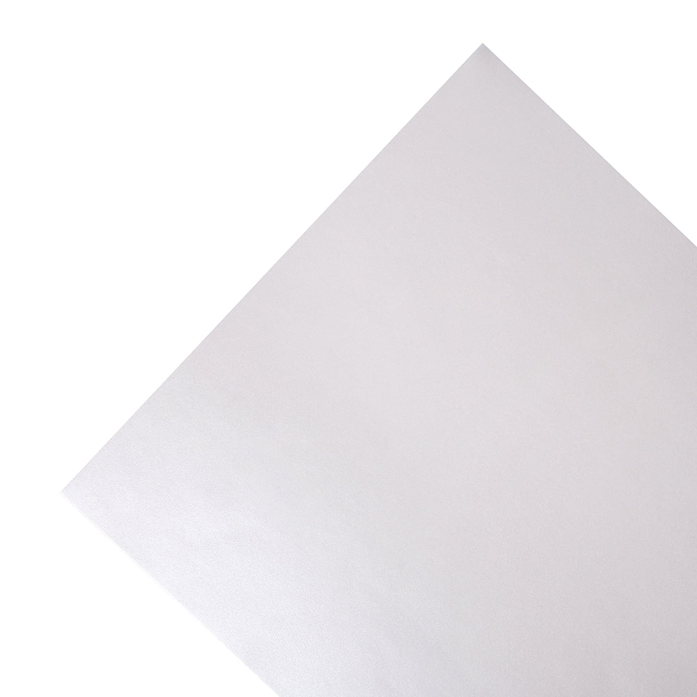 Ein einzelnes weißes, FSC-zertifiziertes Blatt Papier von Alexandra Renke, das aus einem Winkel vor einem weißen Hintergrund fotografiert wurde.