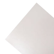 Ein einzelnes weißes Blatt Alexandra Renke Bastelpapier, das diagonal auf einem einfarbig weißen Hintergrund angeordnet ist.