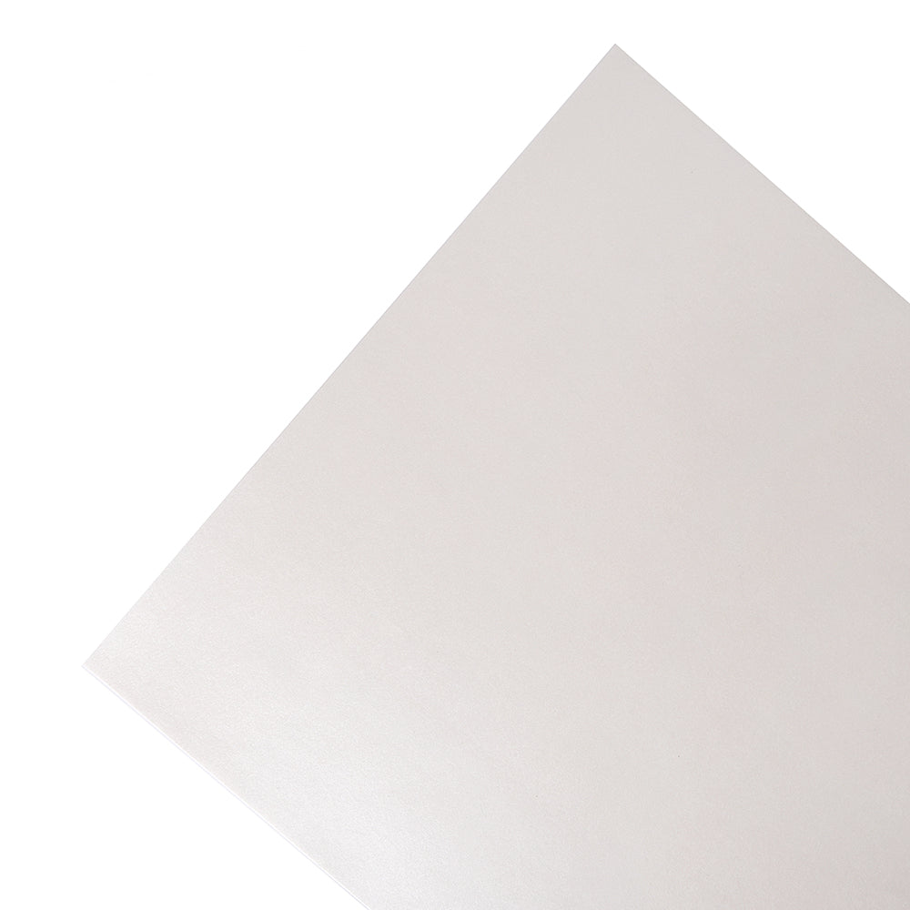 Ein einzelnes weißes Blatt Alexandra Renke Bastelpapier, das diagonal auf einem einfarbig weißen Hintergrund angeordnet ist.