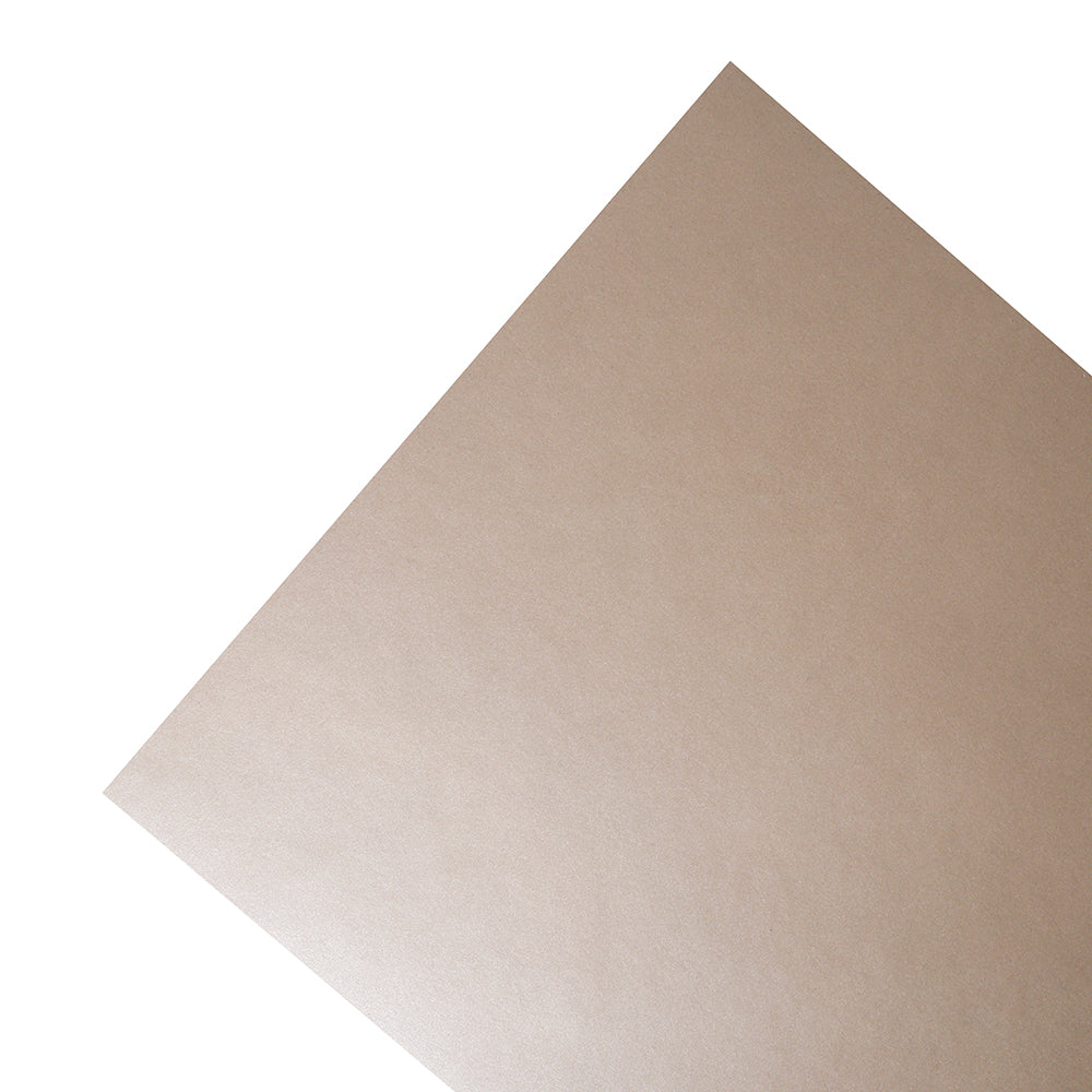 Ein einzelnes Blatt Alexandra Renke FSC-zertifiziertes braunes Papier, schräg fotografiert vor einem weißen Hintergrund.