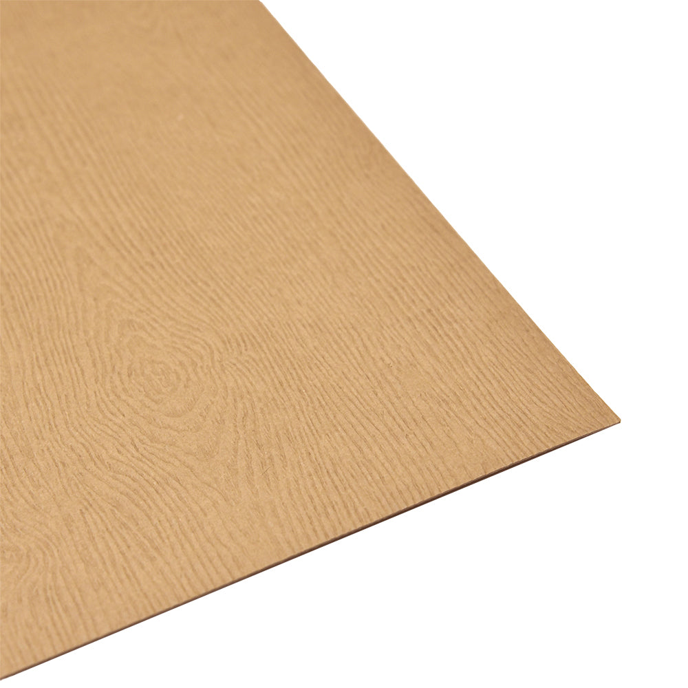 Ein ☆ Blatt, 300g/m² Papier in Holzoptik, hellbraun mit dezentem Holzmaserungsmuster, aus einer Ecke betrachtet.