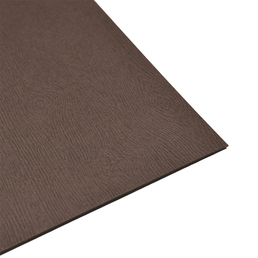 Eine Nahaufnahme einer braunen rechteckigen Platte von ☆, FSC-zertifiziert, aus Papier in Holzoptik, auf weißem Hintergrund.