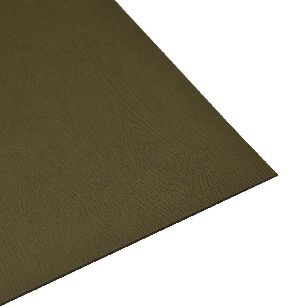 Eine Nahaufnahme einer braunen 300g/m² Papier in Holzoptik Platte von ☆, die eine subtile Holzmaserung auf weißem Hintergrund aufweist.