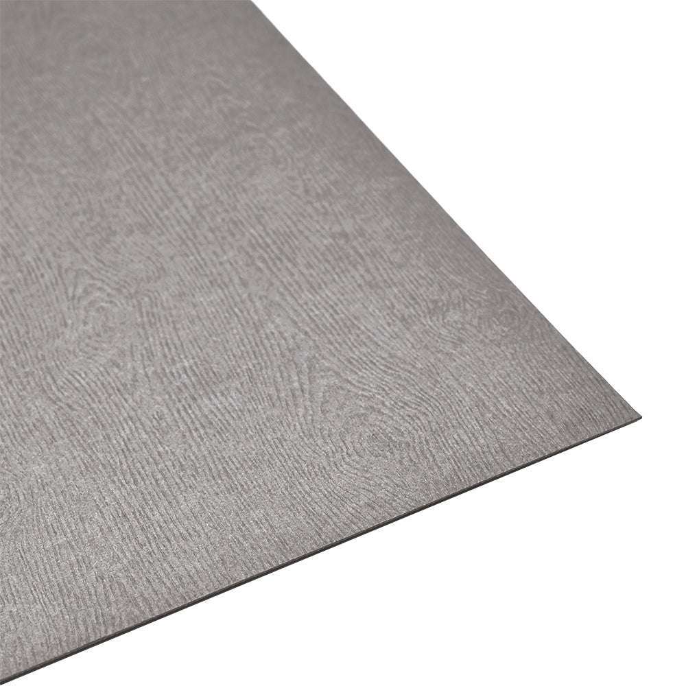 Eine Nahaufnahme eines rechteckigen, grauen Laminatbodens mit Holzstruktur von ☆ auf weißem Hintergrund, hergestellt mit Papier in Holzoptik und FSC-zertifiziert für umweltfreundliche Attraktivität.