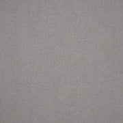 Nahaufnahme des grauen, strukturierten Stoffes der Marke ☆ mit subtilen, sich wiederholenden wirbelartigen Mustern und einem natürlichen Aussehen.