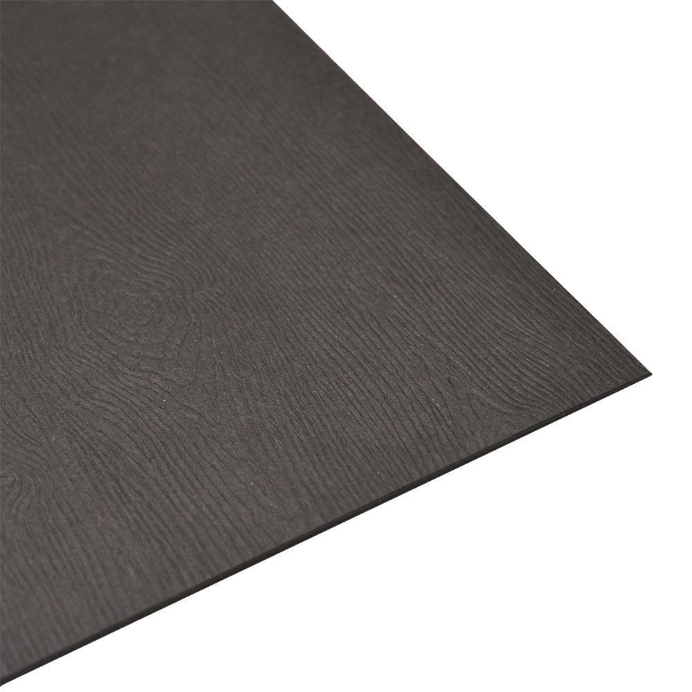 Eine Nahaufnahme einer dunklen, strukturierten, mit Holzmaserung gemusterten Laminatplatte mit matter Oberfläche von ☆, hergestellt aus FSC-zertifiziertem Papier in Holzoptik.