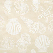 Weiße Umrisse von Muscheln, Seesternen und Seepferdchen zieren einen beigen, strukturierten Hintergrund, der aus nachhaltigem Papier von ☆ gefertigt ist. Dieses wunderschöne Nepalpapier-Design eignet sich perfekt zum Verpacken von Geschenken und verbindet Eleganz mit Nachhaltigkeit.