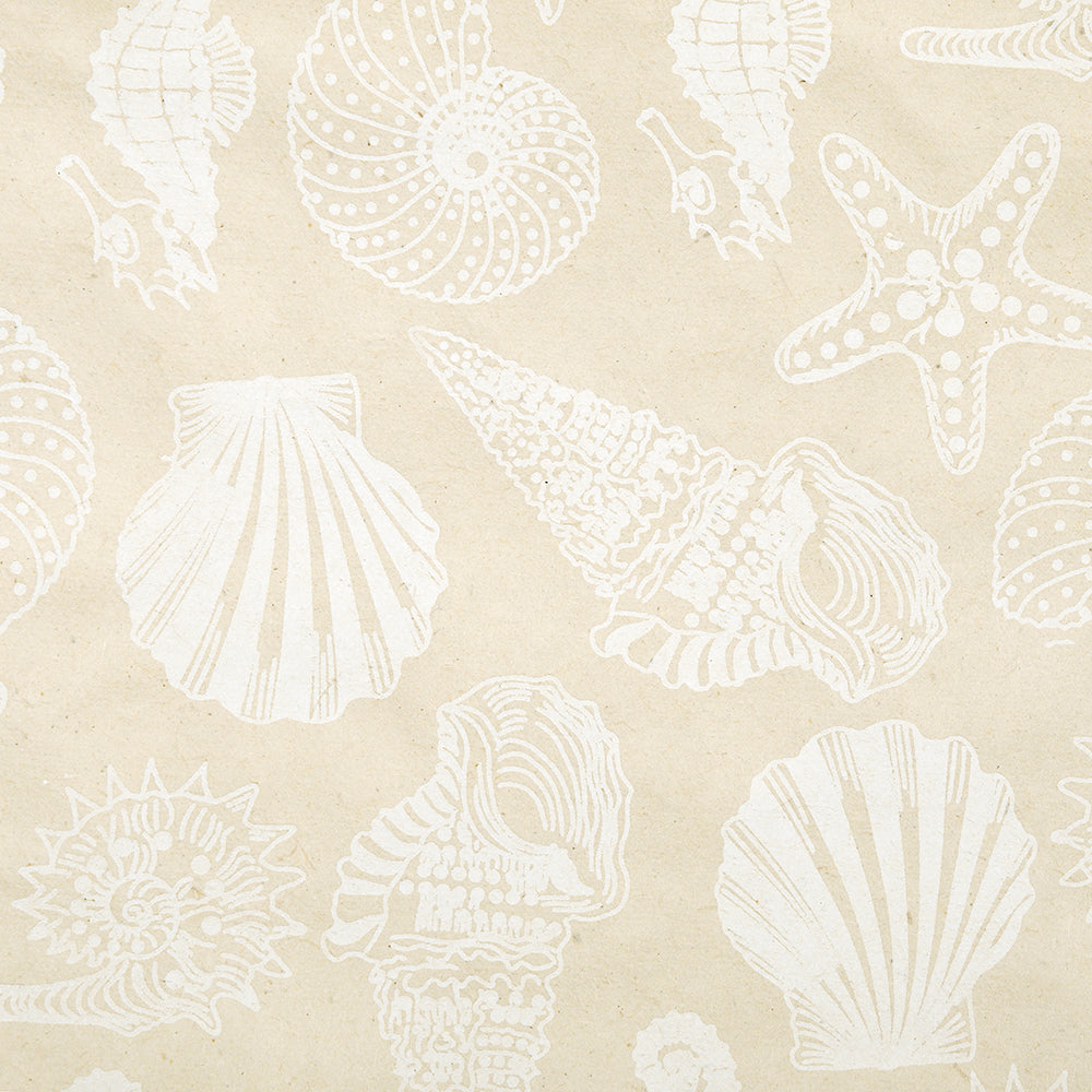 Weiße Umrisse von Muscheln, Seesternen und Seepferdchen zieren einen beigen, strukturierten Hintergrund, der aus nachhaltigem Papier von ☆ gefertigt ist. Dieses wunderschöne Nepalpapier-Design eignet sich perfekt zum Verpacken von Geschenken und verbindet Eleganz mit Nachhaltigkeit.