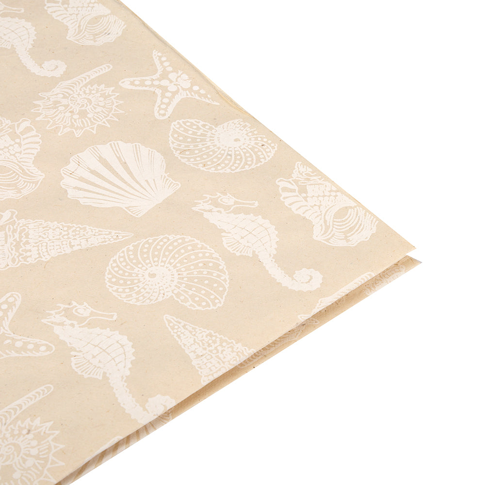 Braunes Nepal-Papier mit weißen Illustrationen zum Thema Meer – Seepferdchen, Muscheln, Seesterne und Schnecken – von ☆. Dieses nachhaltige Geschenkpapier ist handgeschöpft und somit sowohl umweltfreundlich als auch einzigartig.