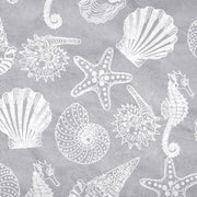Weiße Meeresbewohner und Muscheln, darunter ein Seestern und ein Seepferdchen, sind auf einem strukturierten grauen Hintergrund aus Nepalpapier abgebildet und verleihen diesem ☆ handgeschöpften Papier einen einzigartigen und nachhaltigen Charme – perfekt als nachhaltiges Geschenkpapier.