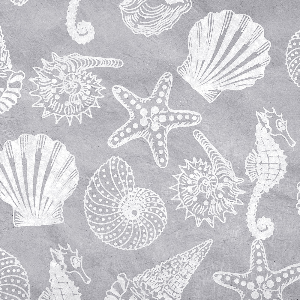 Weiße Meeresbewohner und Muscheln, darunter ein Seestern und ein Seepferdchen, sind auf einem strukturierten grauen Hintergrund aus Nepalpapier abgebildet und verleihen diesem ☆ handgeschöpften Papier einen einzigartigen und nachhaltigen Charme – perfekt als nachhaltiges Geschenkpapier.