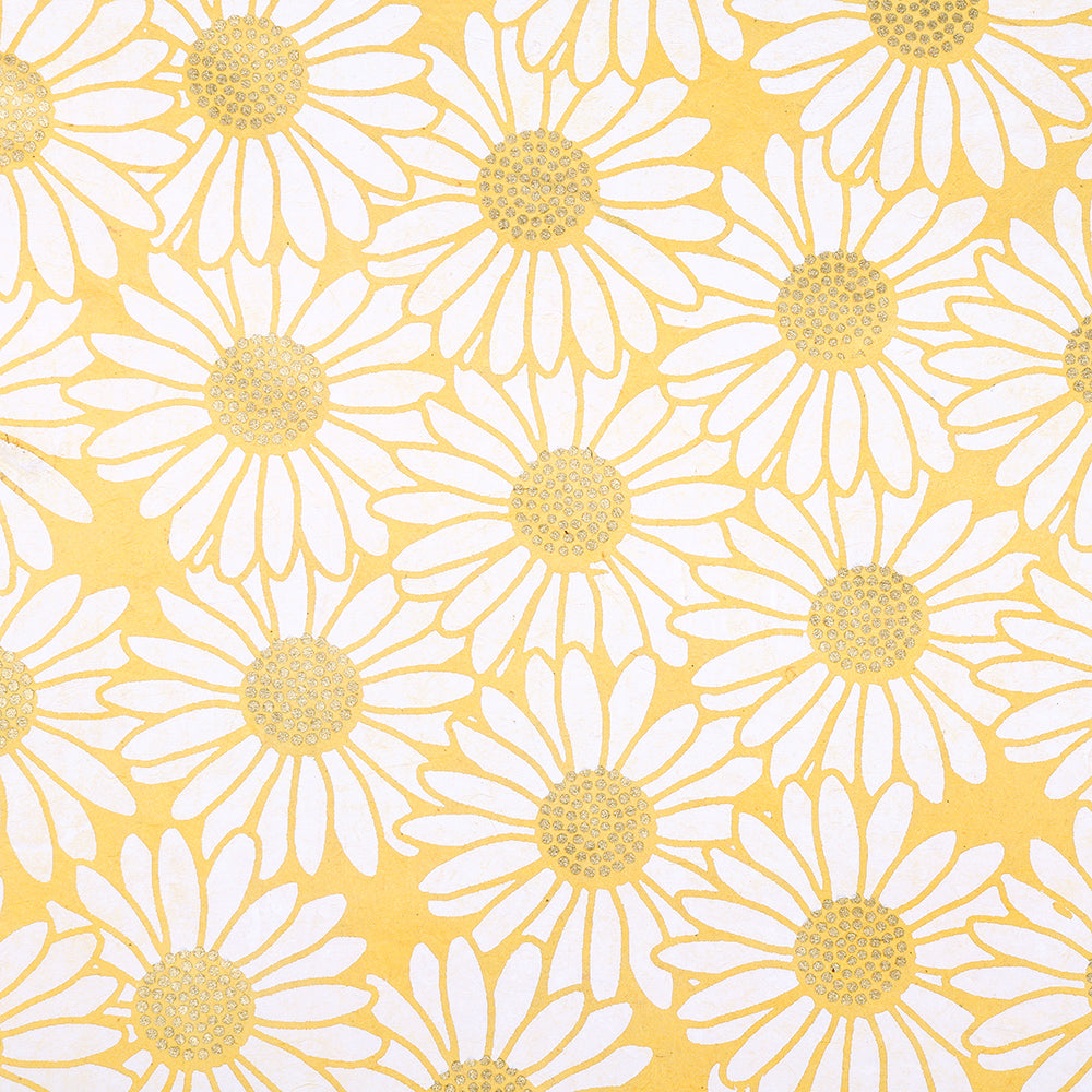 Gelbe und weiße Gänseblümchen mit detaillierten Blütenblättern und Zentren bilden ein sich wiederholendes florales Muster auf gelbem Nepalpapier - perfekt als nachhaltiges Geschenkpapier von ☆.