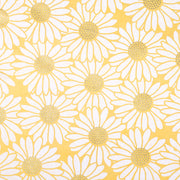Gelbe und weiße Gänseblümchen mit detaillierten Blütenblättern und Zentren bilden ein sich wiederholendes florales Muster auf gelbem Nepalpapier - perfekt als nachhaltiges Geschenkpapier von ☆.