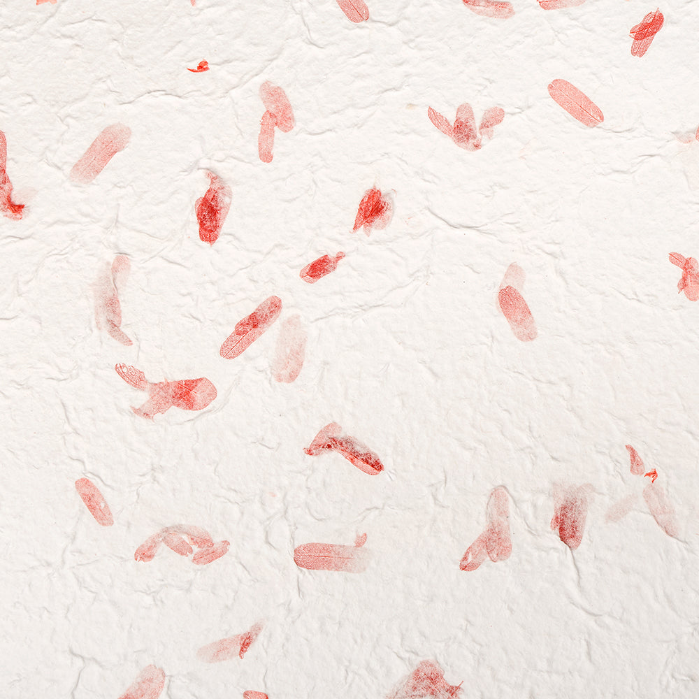 Rote Fingerabdrücke auf strukturiertem weißem Maulbeerpapier von ☆ ergeben ein auffälliges Bild, das sich ideal für einzigartige Geschenkverpackungen eignet.