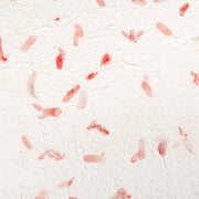 Rote Fingerabdrücke auf strukturiertem weißem Maulbeerpapier von ☆ ergeben ein auffälliges Bild, das sich ideal für einzigartige Geschenkverpackungen eignet.