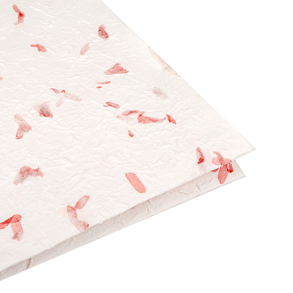 Zwei Bögen ☆ handgeschöpftes Papier mit rosa und roten Blütenblättern eingebettet für eine einzigartige Textur - ideal für kreative Geschenkverpackungen oder besondere Bastelarbeiten.