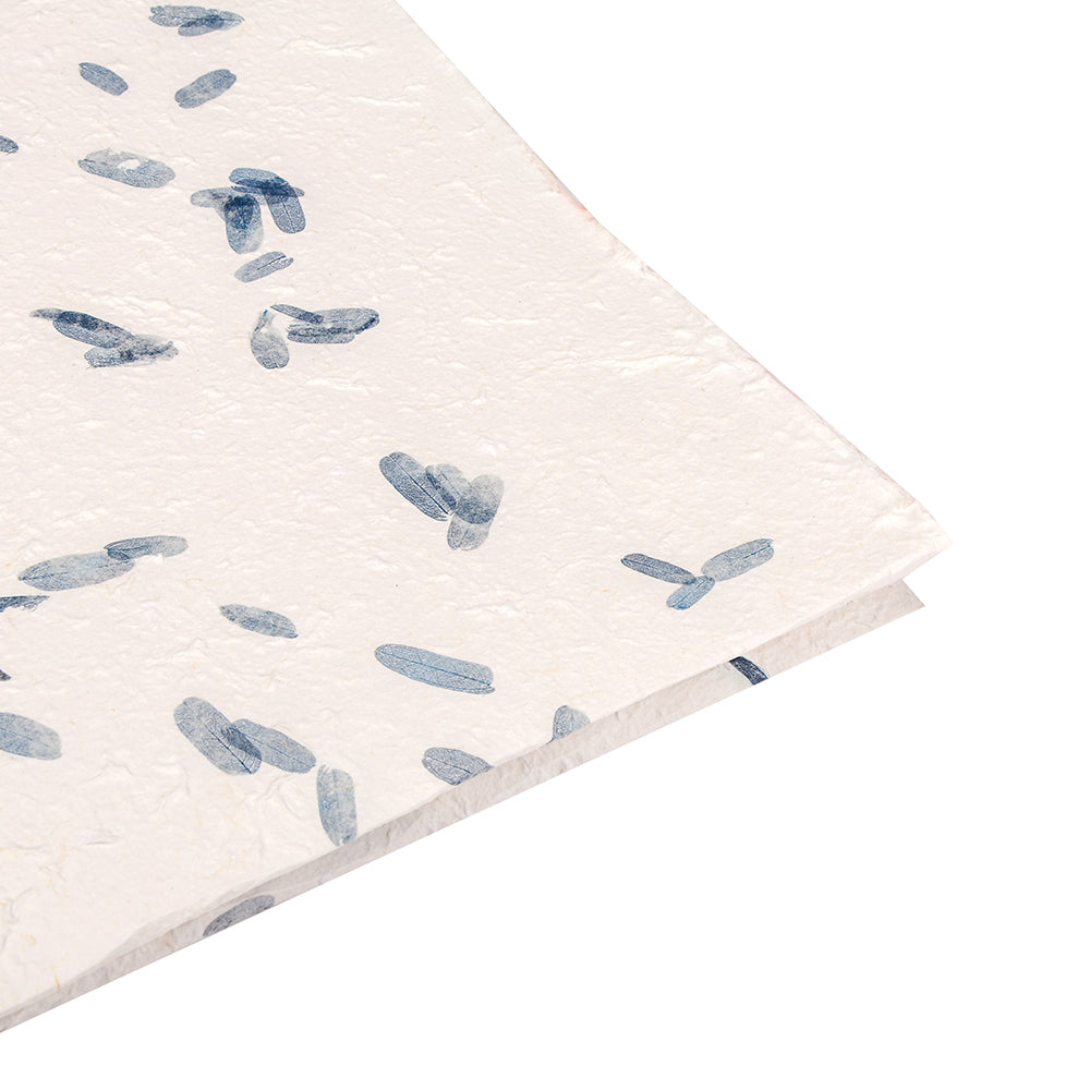 Zwei Bögen ☆ handgeschöpftes Papier mit eingestreuten blauen Pinselstrichmustern verleihen eine einzigartige Note - ideal für besondere Geschenkverpackungen oder kreative Projekte.