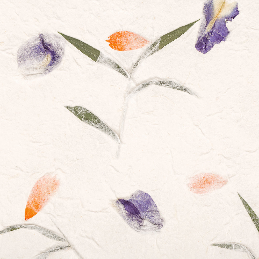 Handgeschöpftes Maulbeerpapier von ☆ mit lila und orangefarbenen Blüten sowie grünen Blättern auf cremefarbenem Grund - perfekt als Geschenkverpackung.