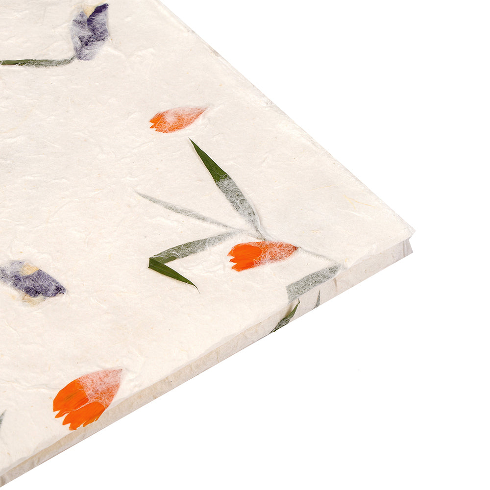 Handgeschöpftes Maulbeerpapier von ☆ mit getrockneten Blumen und Blättern, geschmückt mit orangefarbenen, lila und grünen Akzenten - perfekt als besondere Geschenkverpackung.
