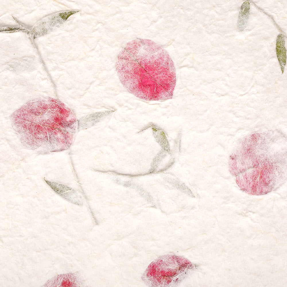 ☆ strukturiertes handgeschöpftes Papier mit rosa Blütenblättern und grünen Blättern auf weißem Grund - ideal als einzigartiges Geschenkpapier oder für kreative Projekte.