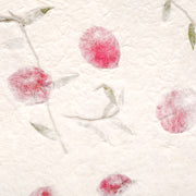 ☆ strukturiertes handgeschöpftes Papier mit rosa Blütenblättern und grünen Blättern auf weißem Grund - ideal als einzigartiges Geschenkpapier oder für kreative Projekte.