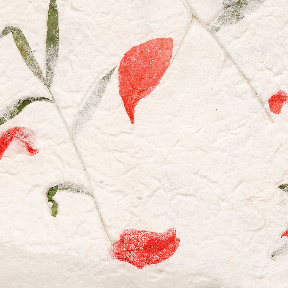 Handgefertigtes strukturiertes Maulbeerpapier mit roten Blütenblättern und grünen Blättern auf weißem Hintergrund - ideal für besondere Geschenkverpackungen oder kreative Projekte.