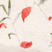 Handgefertigtes strukturiertes Maulbeerpapier mit roten Blütenblättern und grünen Blättern auf weißem Hintergrund - ideal für besondere Geschenkverpackungen oder kreative Projekte.