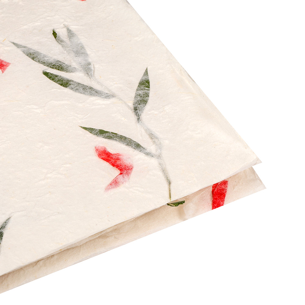 Zwei Bögen ☆ handgeschöpftes Papier - strukturiertes Weiß mit eingebetteten grünen Blättern und roten Blütenblättern - eine einzigartige Wahl für Geschenkverpackungen oder kreative Projekte.