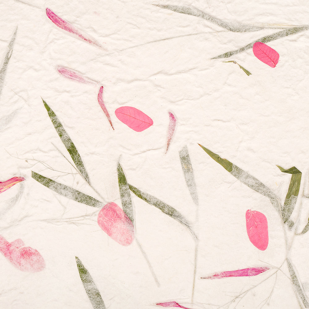 ☆ Handgeschöpftes Papier mit pinken Blüten- und grünen Blättern auf weißem Grund - perfekt für stilvolles Verpacken von Geschenken.