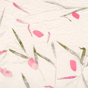 ☆ Handgeschöpftes Papier mit pinken Blüten- und grünen Blättern auf weißem Grund - perfekt für stilvolles Verpacken von Geschenken.