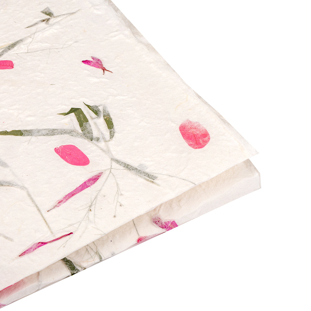 Handgeschöpftes Maulbeerpapier der Marke ☆ mit rosa Blütenblättern und grünen Stielen, in Nahaufnahme auf weißem Hintergrund - perfekt als Geschenkverpackung oder für kreative Projekte.