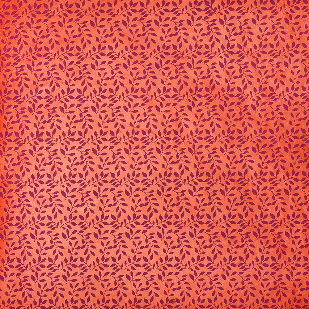 Orangefarbener Hintergrund mit einem diagonalen Muster aus kleinen, dunkelroten Blätterzweigen, gedruckt auf nachhaltigem Papier von ☆-perfekt für Geschenkverpackungen.