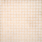 Ein sich wiederholendes weißes Blumenmuster auf Beige, das an eine Vintage-Tapete erinnert - ideal für Geschenkverpackungen oder zum Basteln mit nachhaltigem Papier von ☆.