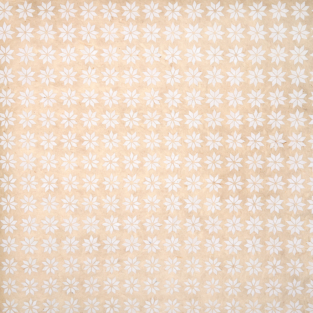 Ein sich wiederholendes weißes Blumenmuster auf Beige, das an eine Vintage-Tapete erinnert - ideal für Geschenkverpackungen oder zum Basteln mit nachhaltigem Papier von ☆.