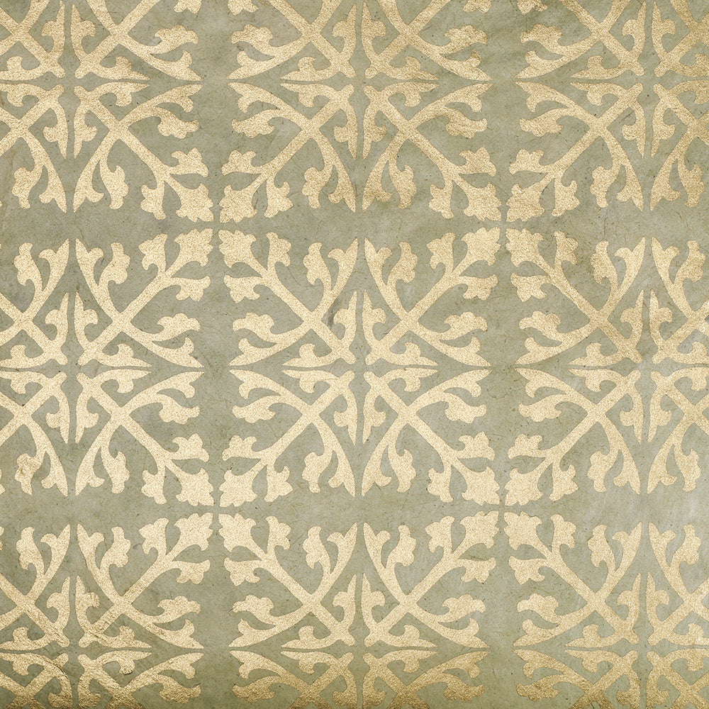 Goldenes, verziertes Blumenmuster auf gedecktem grünem Hintergrund bildet ein symmetrisches, wiederholendes Design-Ideal für Geschenkverpackungen aus nachhaltigem Papier von ☆.