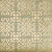 Goldenes, verziertes Blumenmuster auf gedecktem grünem Hintergrund bildet ein symmetrisches, wiederholendes Design-Ideal für Geschenkverpackungen aus nachhaltigem Papier von ☆.